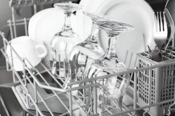 Γιατί πρέπει να βάζεις πάντα ένα μπολ με ξίδι στο πλυντήριο πιάτων